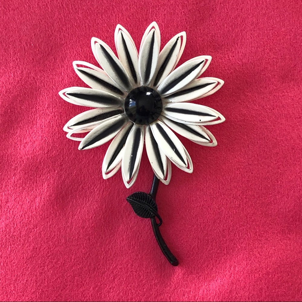Vintage Daisy Pin